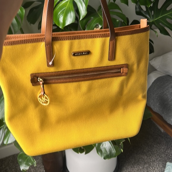 NWOT  Michael Kors Kempton  Large Tote Handbag Sunflower color canvas + leather - Picture 7 of 13